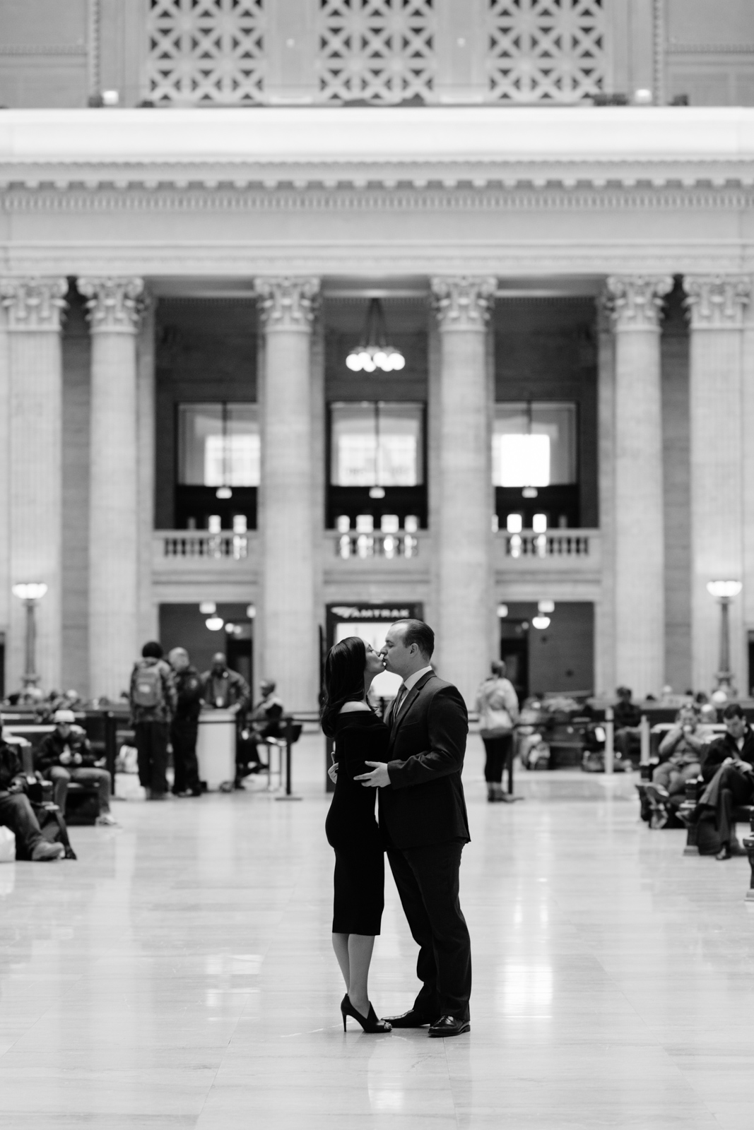 couple kissing in chicago union station