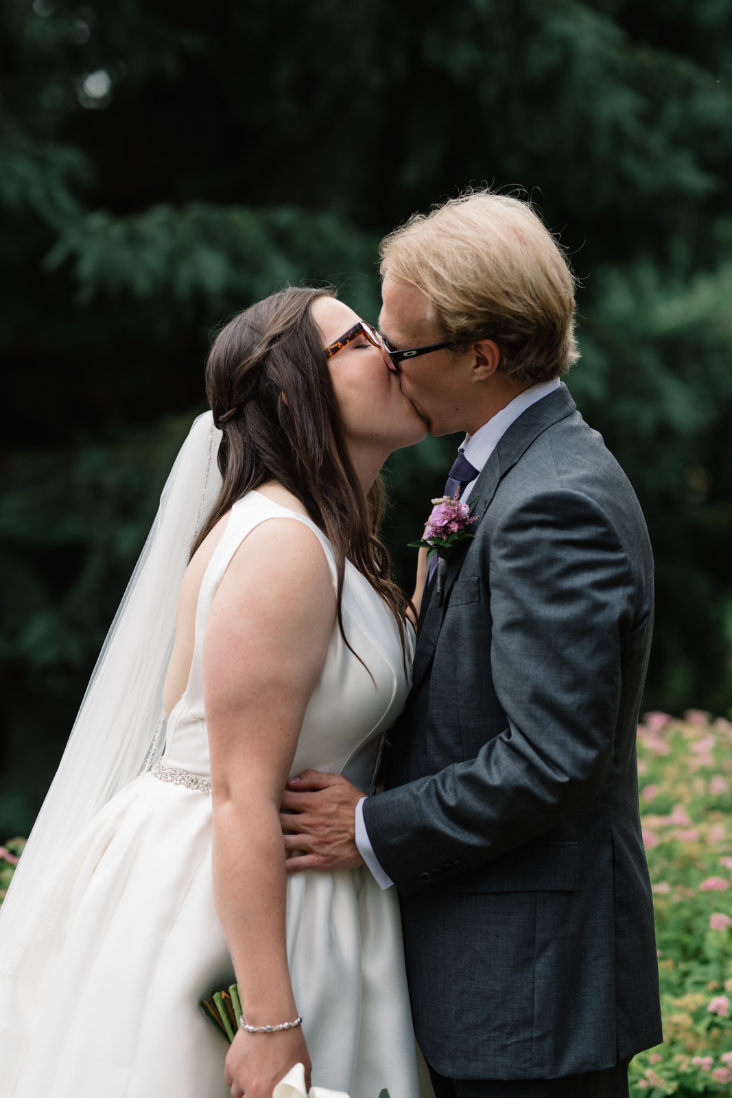 bride and groom kissing waverly college