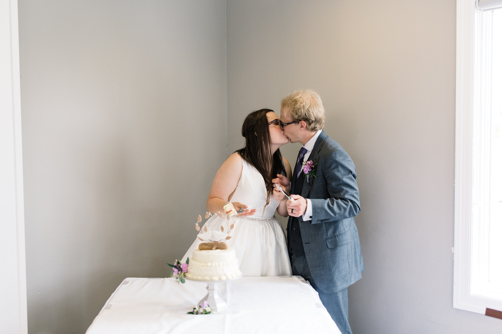 bride and groom kissing fox ridge golf wedding venue