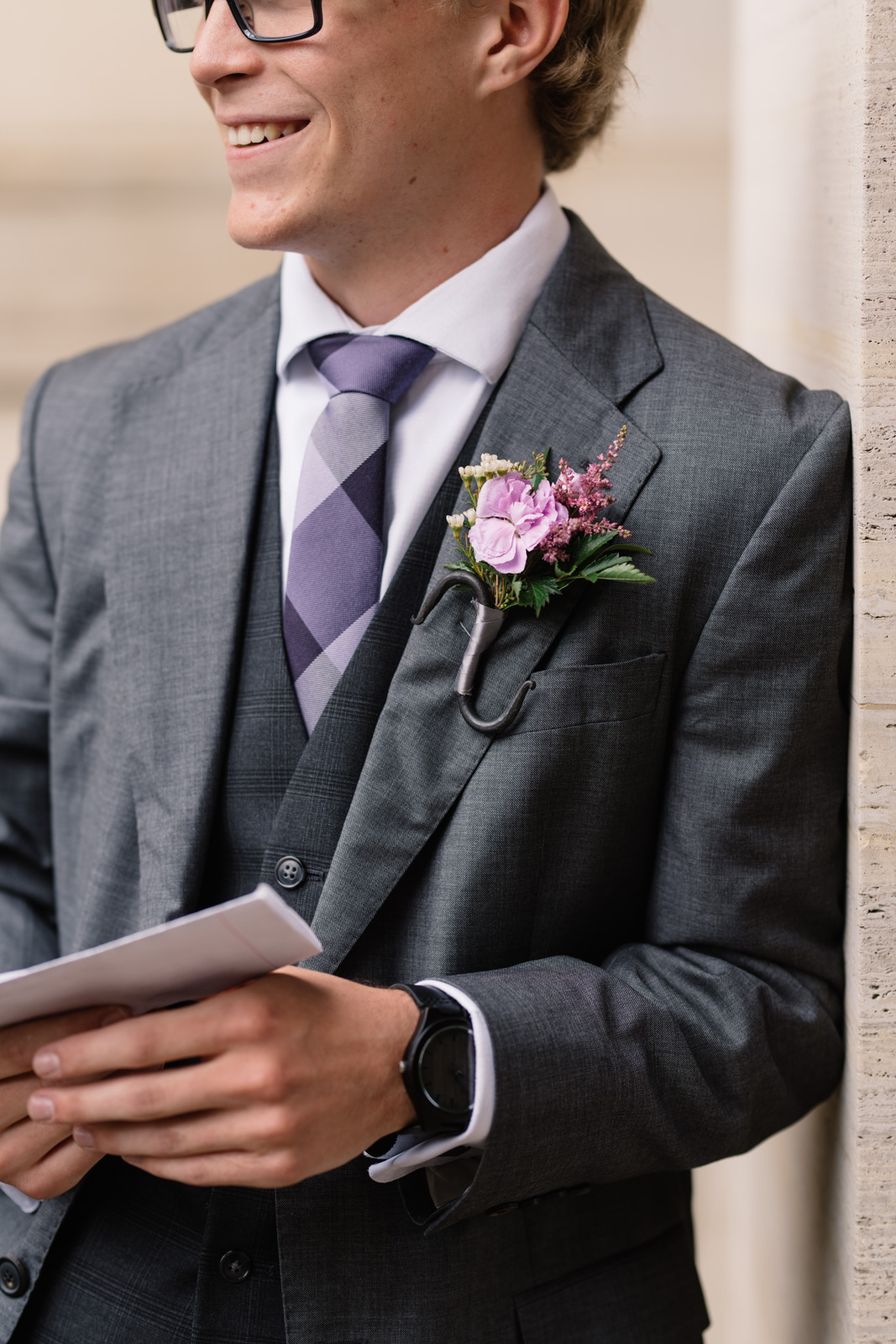 grooms suit and boutonniere